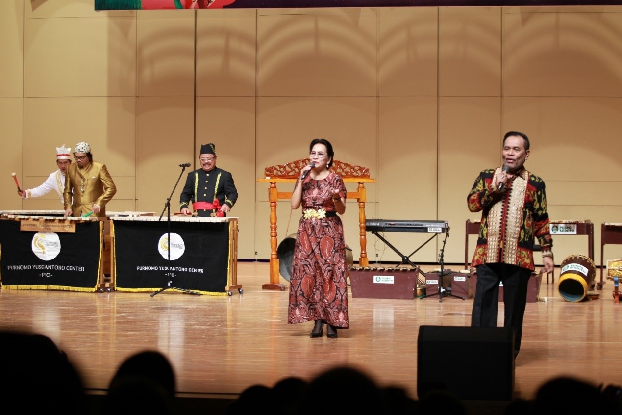 印尼駐華大使周浩黎及夫人艾茜薇演唱中文歌曲《月亮代表我的心》。印尼駐華大使館供圖