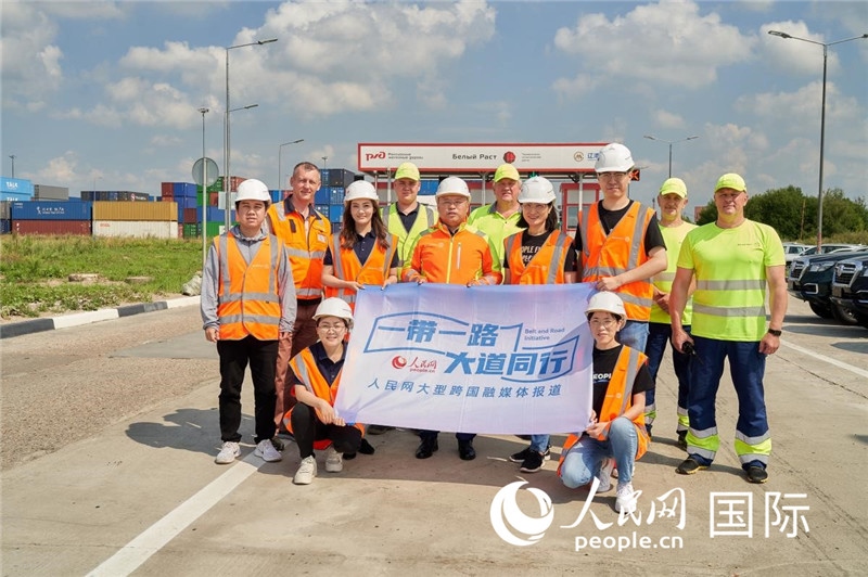 人民網(wǎng)記者在莫斯科別雷拉斯特物流中心采訪。