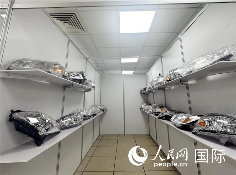 在位于莫斯科格林伍德國際貿(mào)易中心的浙江寧波優(yōu)質(zhì)商品展銷中心內(nèi)，展示著來自浙江寧波慈溪市的汽車配件樣品。人民網(wǎng)記者 申佳平攝