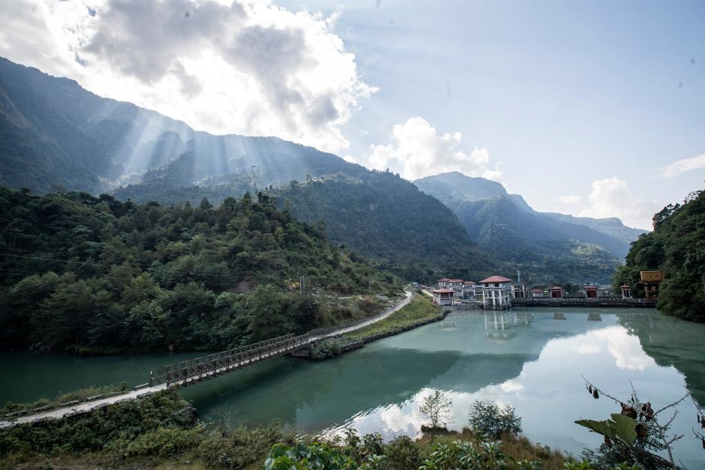 這是2022年11月8日拍攝的尼泊爾上馬相迪A水電站大壩。上馬相迪A水電站位于尼泊爾西部勒姆宗縣，2013年1月開工建設，2017年1月1日投入商業(yè)運營。該水電站投入運營以來，極大緩解了尼泊爾電力緊缺局面。新華社發(fā)（哈里·馬哈爾詹 攝）