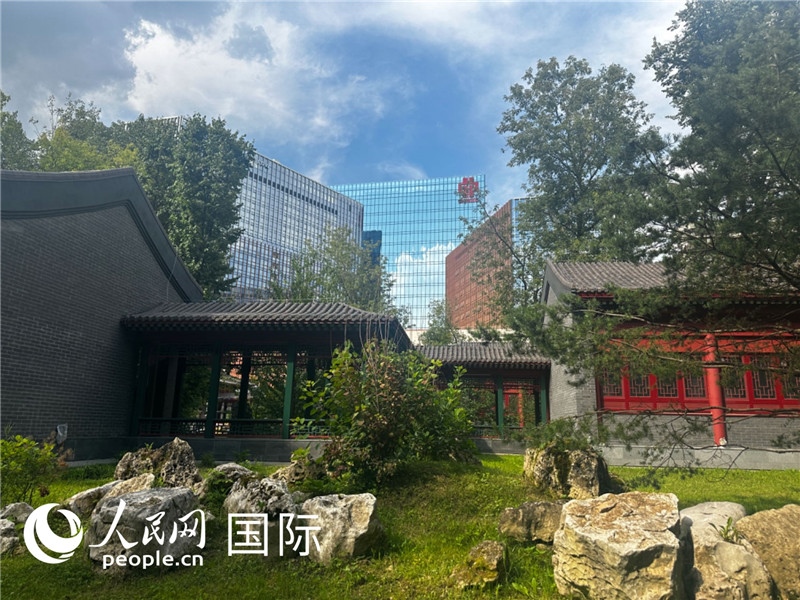 莫斯科中國貿(mào)易中心的中式園林“華銘園”一角。人民網(wǎng)記者 申佳平攝
