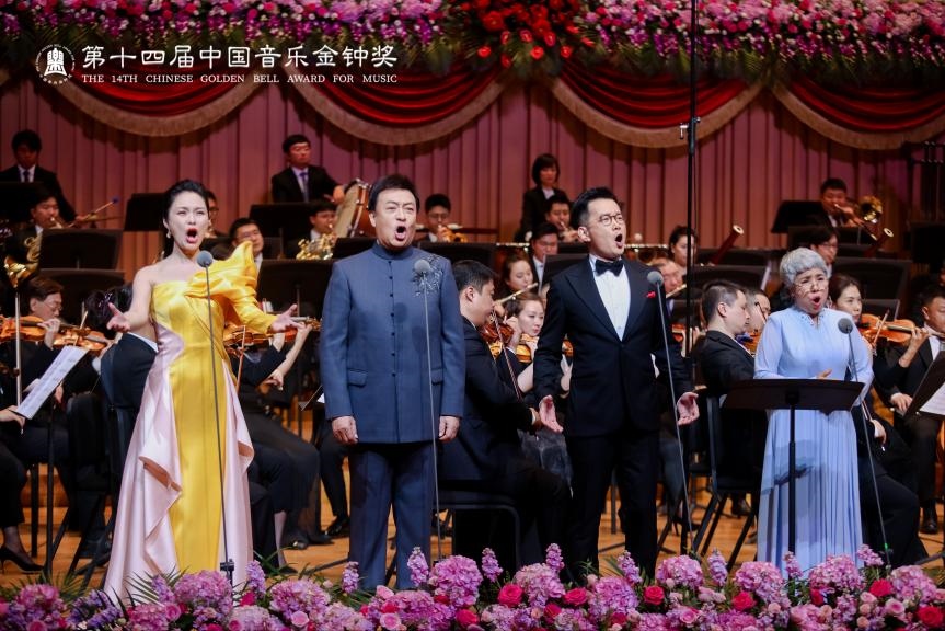 龔爽（左一）、呂繼宏（左二）、石倚潔（右二）、迪里拜爾（右一）四位藝術家領唱《領航》。主辦方供圖