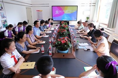 圖⑤：法治宣講結(jié)束后，重慶五中院組織召開座談會，聽取人大代表和朵力小學教師、家長代表對法院未成年人保護工作的意見建議。