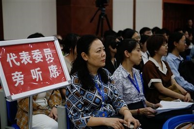 圖④：重慶五中院在西南政法大學開庭審理一起執(zhí)行異議之訴二審案，重慶市人大代表張濤（左一）、周藝梅（左二）和學生一起觀摩庭審。