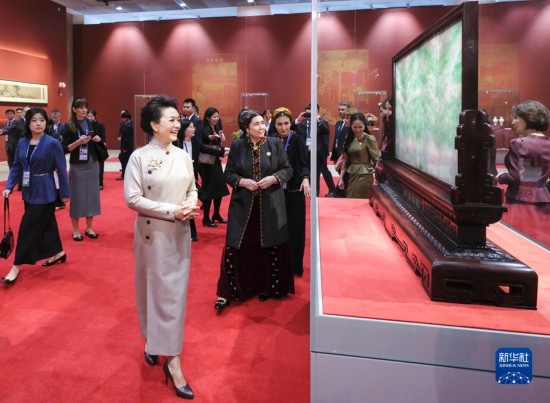  10月18日上午，國家主席習(xí)近平夫人彭麗媛邀請出席第三屆“一帶一路”國際合作高峰論壇的外方領(lǐng)導(dǎo)人夫人參觀中國工藝美術(shù)館（中國非物質(zhì)文化遺產(chǎn)館）。這是彭麗媛同外方領(lǐng)導(dǎo)人夫人參觀展品。新華社記者 丁林 攝