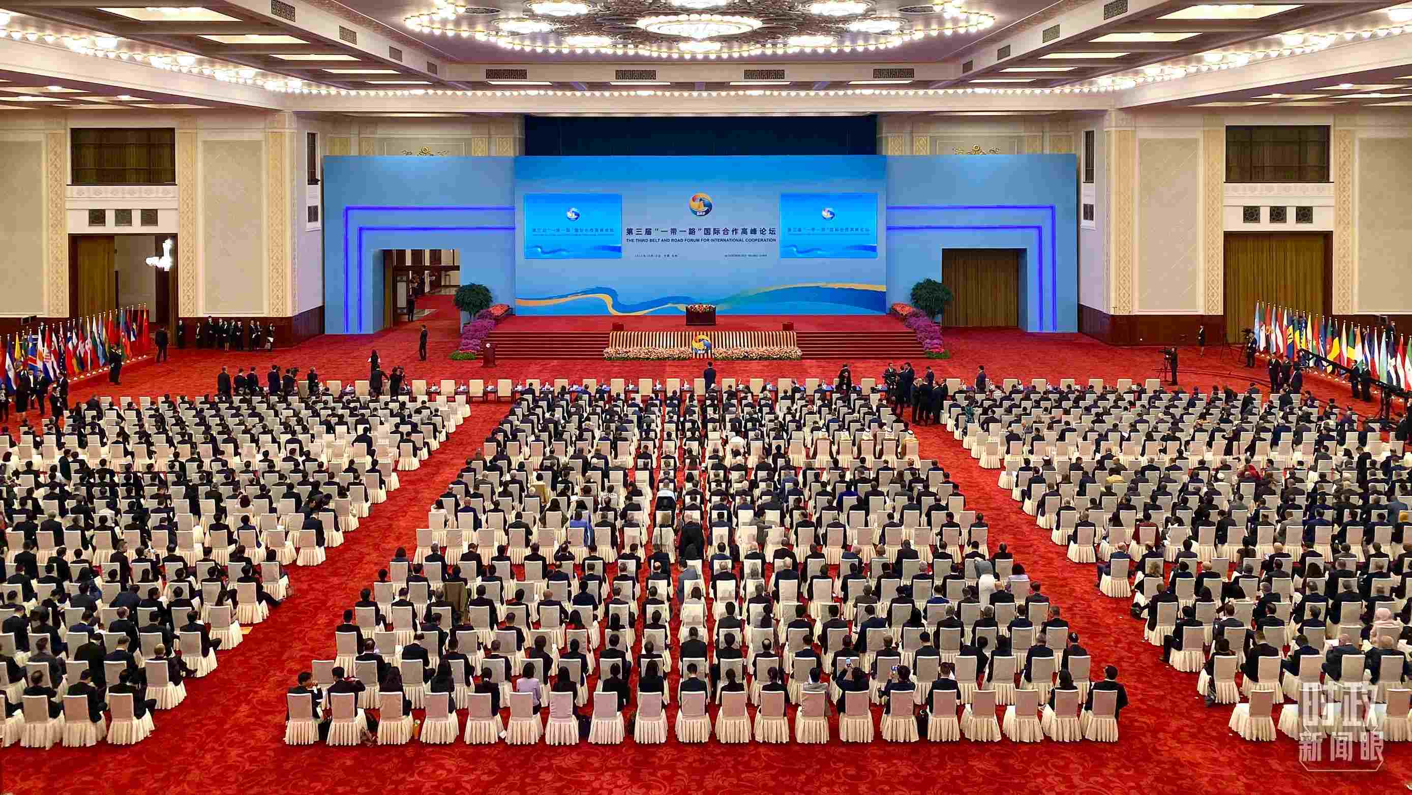 △人民大會(huì)堂宴會(huì)廳。這是開幕式之前的現(xiàn)場(chǎng)。（總臺(tái)央視記者李增仁拍攝）
