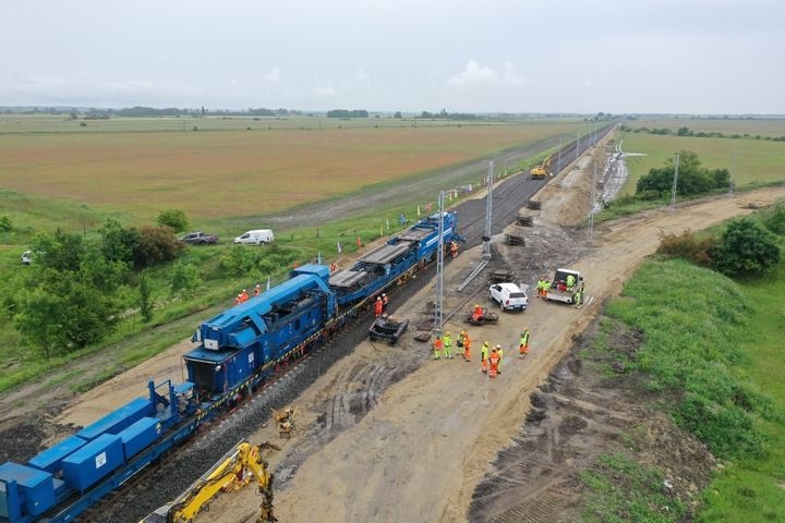 這是匈塞鐵路匈牙利段孔圣米克洛什-陶什站施工現(xiàn)場（5月30日攝，無人機照片）。新華社發(fā)（中國中鐵匈塞鐵路項目經(jīng)理部供圖）