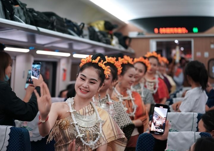 老撾工作人員在中老鐵路上開行的D887次國際旅客列車上表演（4月13日攝）。新華社記者 邢廣利 攝