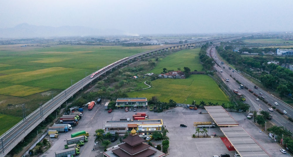 這是在印度尼西亞萬隆拍攝的一列行駛中的雅萬高鐵高速動車組列車（2023年10月17日攝，無人機照片）。新華社記者 徐欽 攝