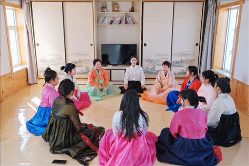 2023年6月，楊麗娜（后中）對擔(dān)任民宿管家的光東村村民們進(jìn)行標(biāo)準(zhǔn)化培訓(xùn)。（新華社記者金津秀攝）