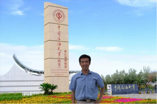 北京交通大學(xué)“銀齡教師”黃曉鳴。校方供圖