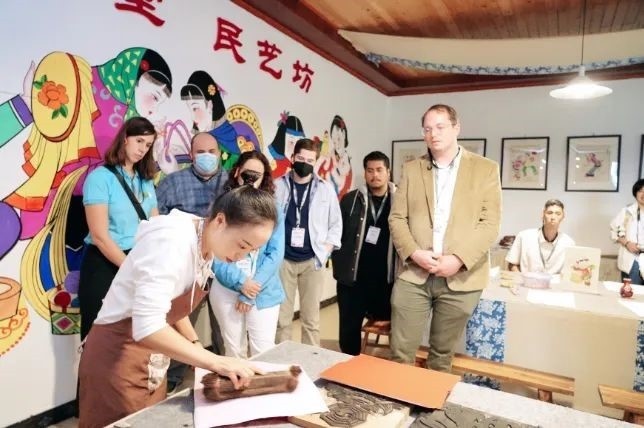 △美國席勒協(xié)會青年代表團在四川感受中國傳統(tǒng)文化。