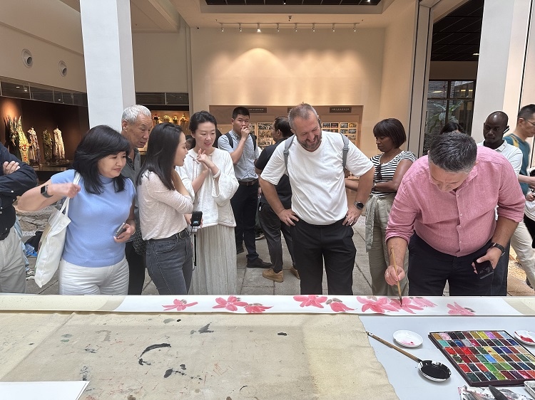 首屆國際傳播“絲路獎”獲獎代表等在廣州市荔灣區(qū)永慶坊參加文化交流活動。楊爍壁、王燕攝影報道