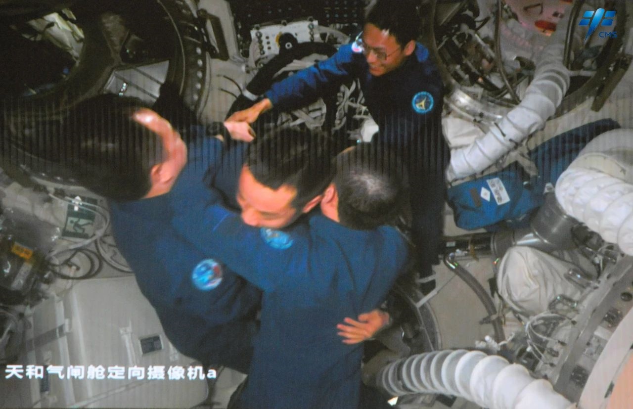 神舟十七號(hào)航天員乘組順利進(jìn)入空間站。中國(guó)載人航天工程辦公室供圖