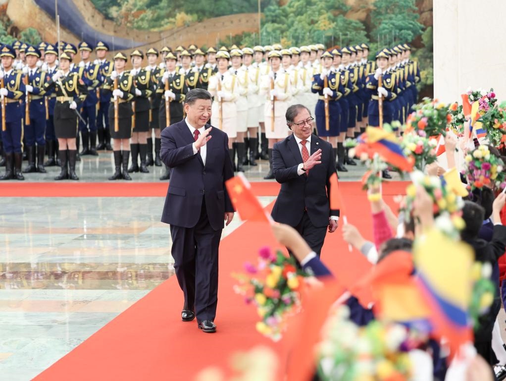 10月25日下午，國家主席習近平在北京人民大會堂同來華進行國事訪問的哥倫比亞總統(tǒng)佩特羅舉行會談。這是會談前，習近平在人民大會堂北大廳為佩特羅舉行歡迎儀式。