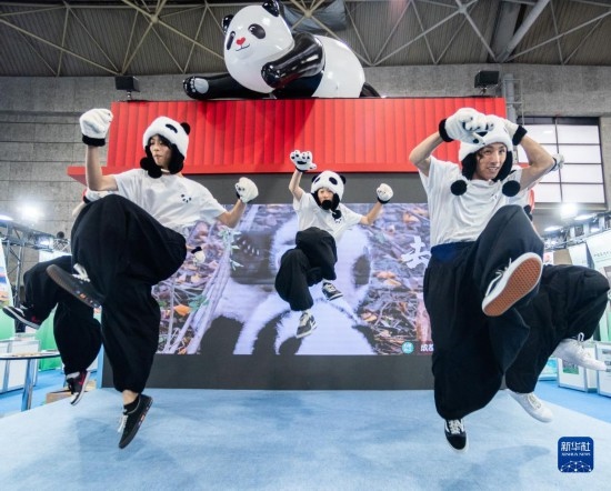  10月29日，街舞隊在日本大阪國際會展中心中國館表演街舞。新華社發(fā)（中國駐大阪旅游辦事處供圖）
