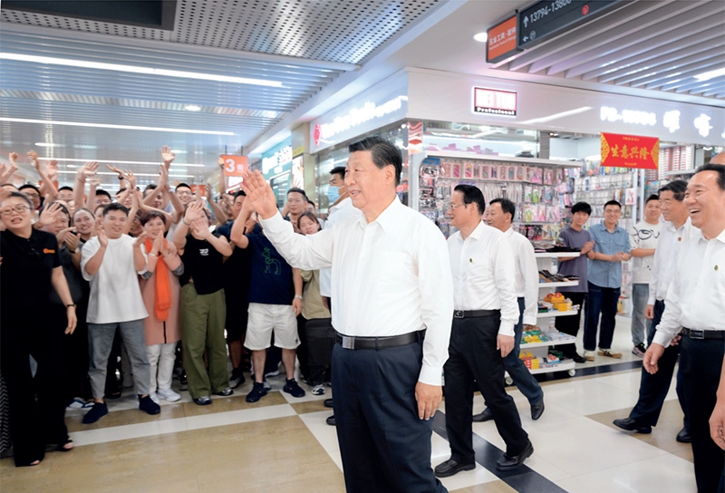 2023年9月20日至21日，中共中央總書記、國家主席、中央軍委主席習近平在浙江考察。這是20日上午，習近平在義烏國際商貿(mào)城考察時，同商戶親切交流。 新華社記者 李學仁/攝
