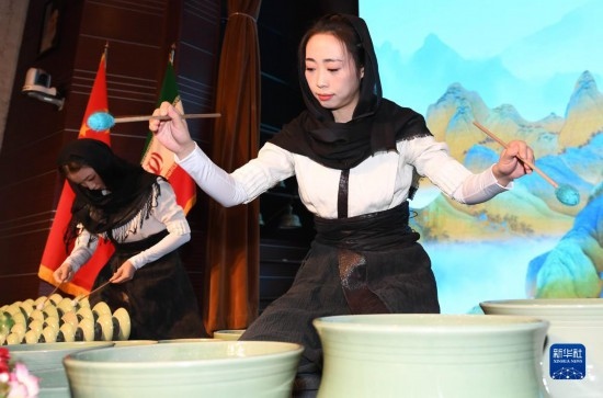 10月30日，演員在伊朗德黑蘭伊朗國(guó)家藝術(shù)科學(xué)院舉行的“青風(fēng)海上來(lái)”浙江青瓷巡禮開(kāi)幕式暨“萬(wàn)象中國(guó)·天下寧波”寧波文旅推介會(huì)開(kāi)幕式上表演。新華社記者 沙達(dá)提 攝