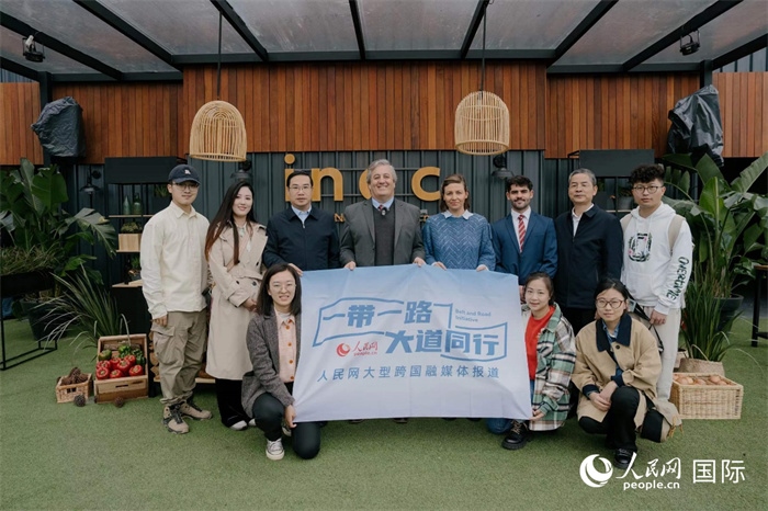 在烏拉圭第118屆普拉多牧農(nóng)業(yè)國(guó)際博覽會(huì)上，烏拉圭國(guó)家肉類協(xié)會(huì)主席與人民網(wǎng)記者合影。人民網(wǎng)記者 張若涵攝