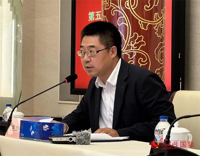 10月31日，歐美同學(xué)會(huì)副秘書(shū)長(zhǎng)滕劍峰在第五屆中法文化論壇媒體吹風(fēng)會(huì)上講話。（人民網(wǎng) 謝瑩攝）