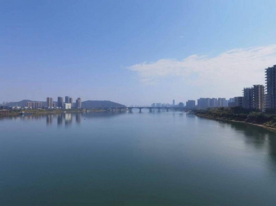 10月24日，在清水塘大橋景觀通道上拍攝的湘江景色。本報記者 常雯宜攝