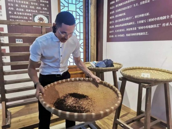 2023“一帶一路”媒體合作論壇聯(lián)合采訪(fǎng)團(tuán)團(tuán)員在非遺文化展示館體驗(yàn)中藥炮制技藝。（本報(bào)記者 黃超攝）