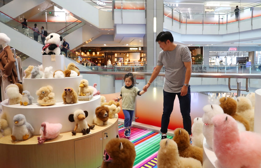 2023年11月2日，顧客在溫暖駝品牌專柜內選購。連續(xù)六年參加進博會的秘魯羊駝制品品牌溫暖駝在上海市中心商場開設了專柜。新華社記者 方喆 攝