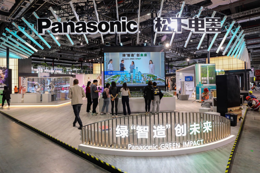 2023年11月2日，工作人員在進博會松下電器展位做準備工作。新華社記者 辛夢晨 攝