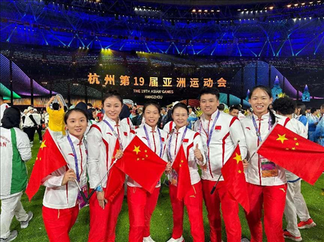 杭州亞運會閉幕式上，教練李紅（右三）和隊員們合影（左二為龔莉）。受訪者供圖