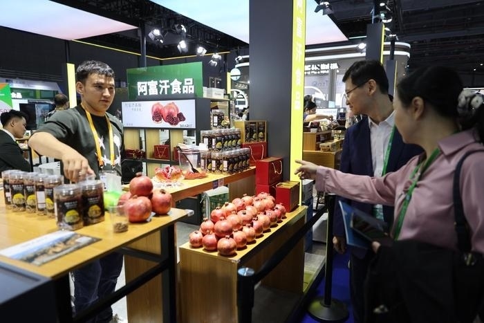 11月6日，在第六屆進博會食品及農產品展區(qū)，阿富汗食品吸引參展人員。