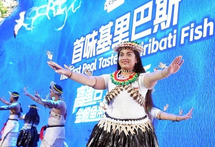 11月8日，來自基里巴斯的參展人員在基里巴斯水產品推介活動上表演。