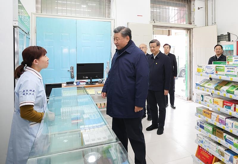 2023年11月10日，習(xí)近平總書記在河北保定涿州市永濟(jì)秀園小區(qū)門口藥店，了解經(jīng)營(yíng)恢復(fù)情況。