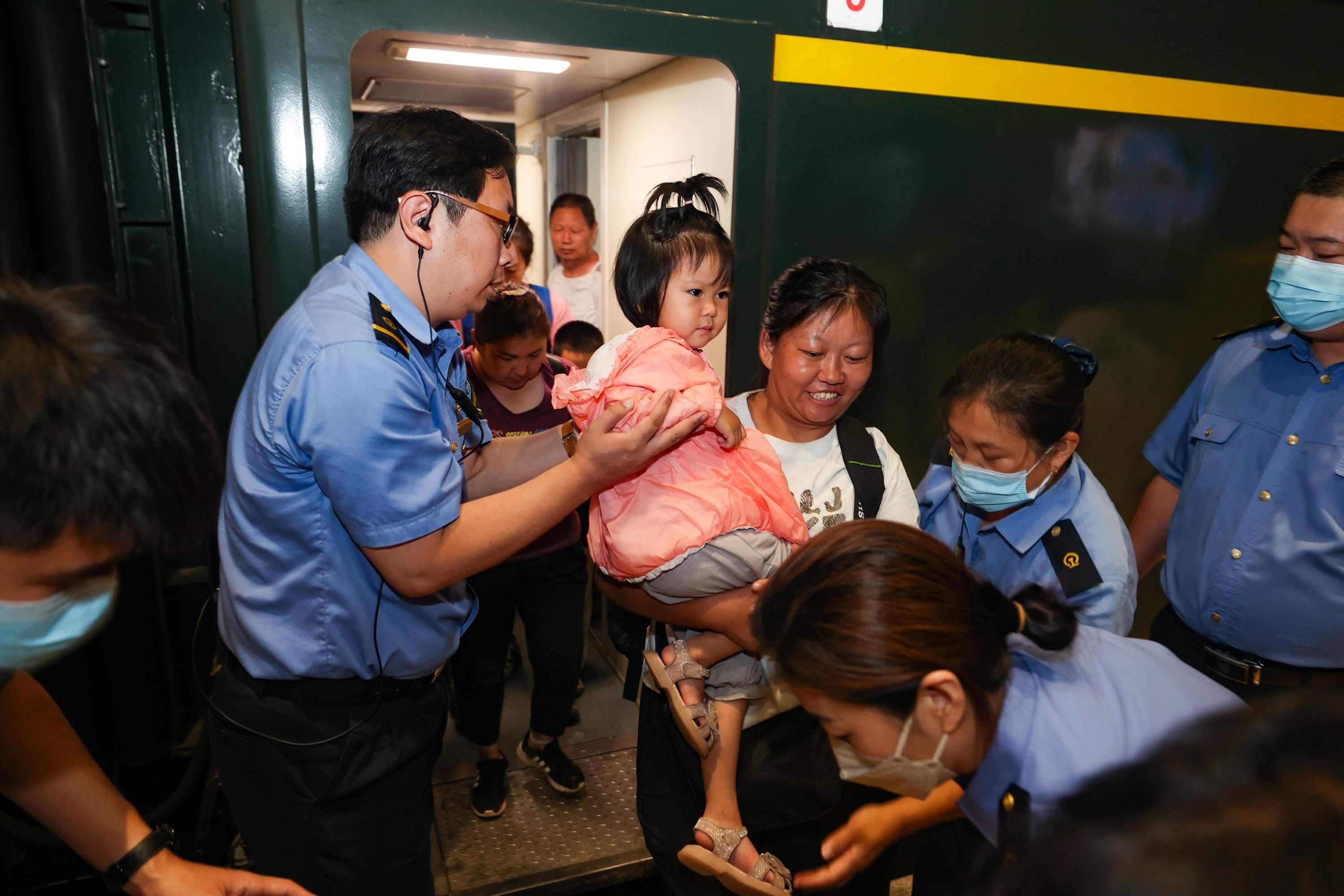 2023年8月2日，因強(qiáng)降雨被困的K396次列車第二批近500名旅客在救援隊(duì)的一路護(hù)送下，徒步五個(gè)小時(shí)抵達(dá)妙峰山鎮(zhèn)水峪嘴村。稍作休整后，他們乘坐臨時(shí)旅客列車前往北京豐臺(tái)站。