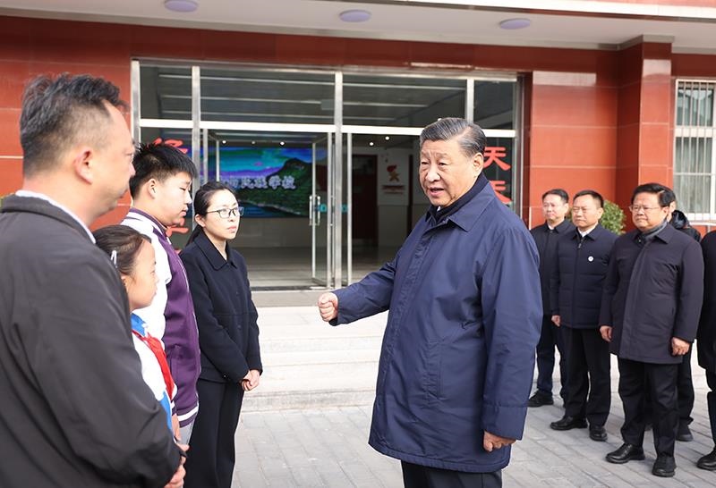 2023年11月10日，習(xí)近平總書記在北京門頭溝妙峰山民族學(xué)校，親切慰問因公犧牲烈士家屬。