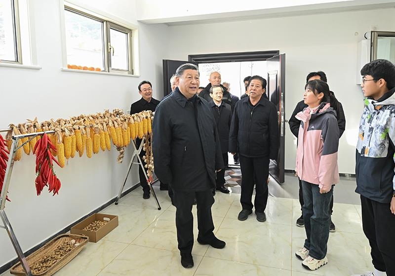 2023年11月10日，習(xí)近平總書記在北京門頭溝妙峰山鎮(zhèn)水峪嘴村村民李盟家看望慰問，了解房屋受損、修繕和冬季取暖等情況。