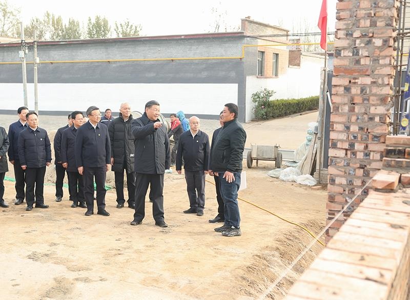 2023年11月10日，習(xí)近平總書記在河北保定涿州市萬全莊村房屋重建施工現(xiàn)場(chǎng)考察。