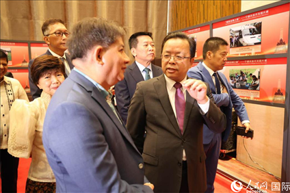 論壇期間配套舉行“‘擺脫貧困之路’——寧德扶貧開發(fā)圖片展”。人民網(wǎng)記者樊帆 攝