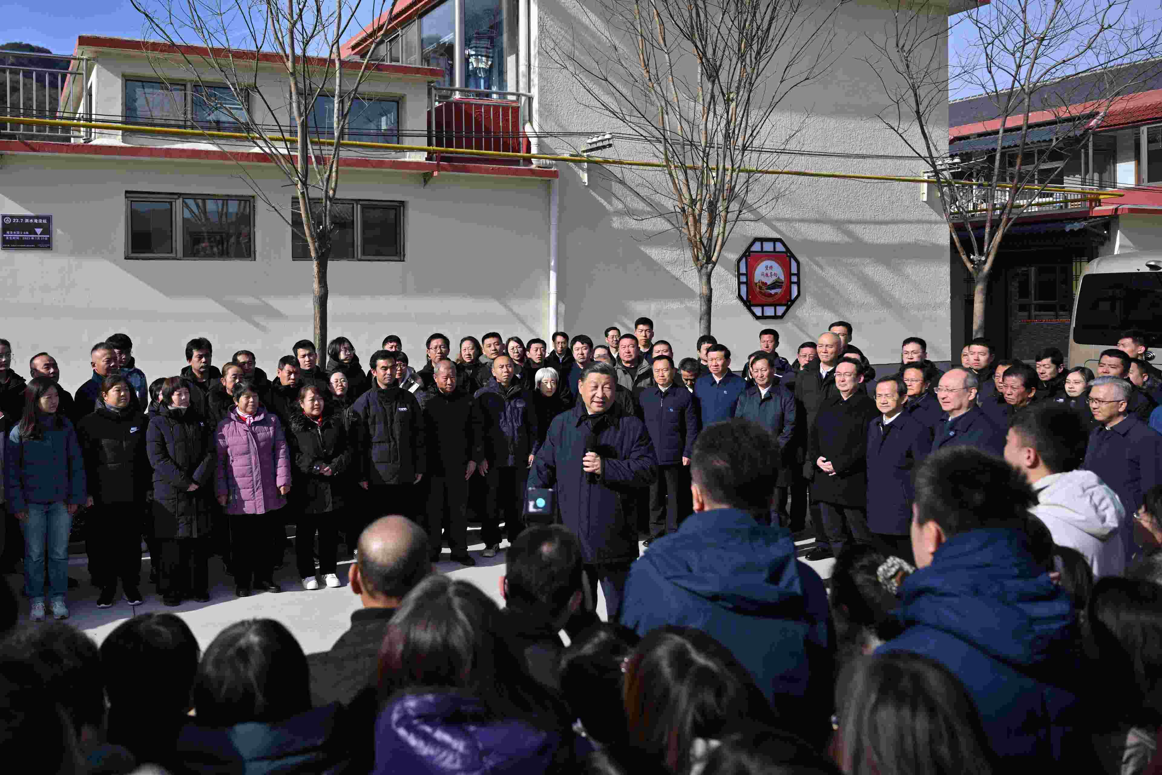 2023年11月10日，習(xí)近平總書記在北京市門頭溝區(qū)妙峰山鎮(zhèn)水峪嘴村考察時(shí)，同當(dāng)?shù)厝罕娪H切交流。
