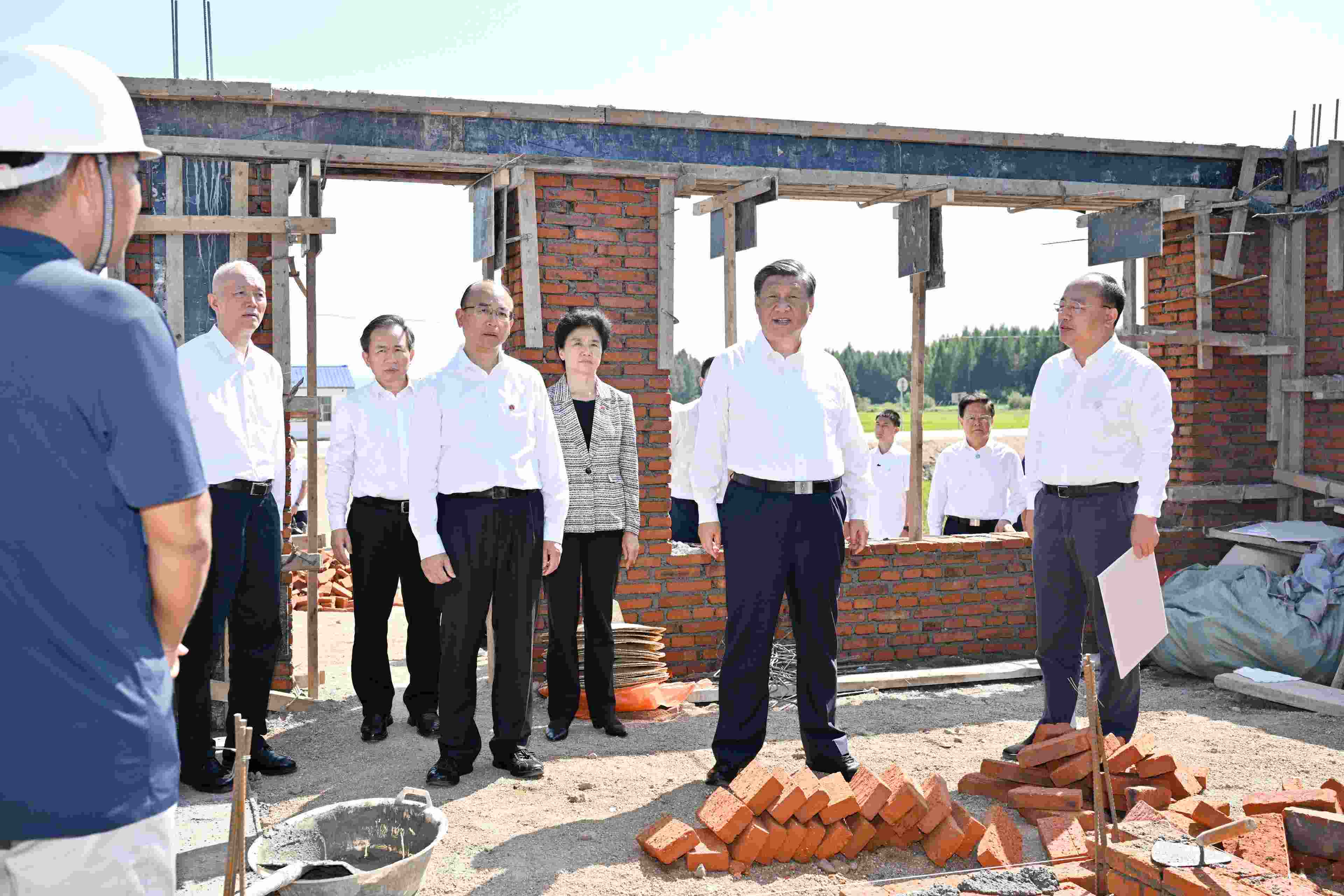 2023年9月7日，習(xí)近平總書記在遭受洪澇災(zāi)害的黑龍江省哈爾濱尚志市老街基鄉(xiāng)龍王廟村，察看水毀房屋重建情況。