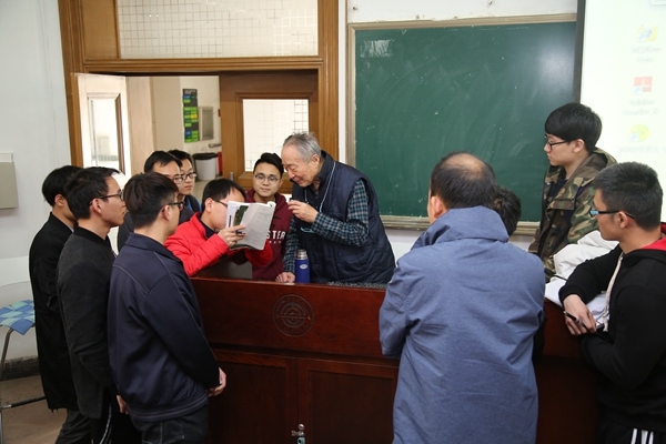 鐘萬勰院士為學(xué)生們答疑解惑。大連理工大學(xué)供圖