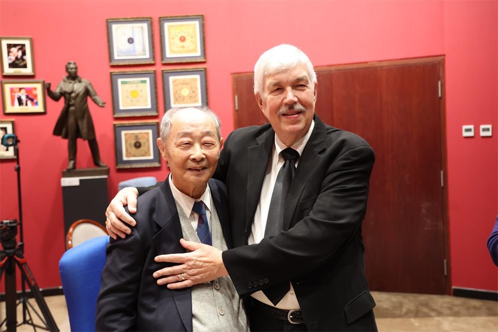 費城交響樂團小提琴演奏家戴維·布斯與原中央樂團小提琴演奏家朱信人50年后再相聚。