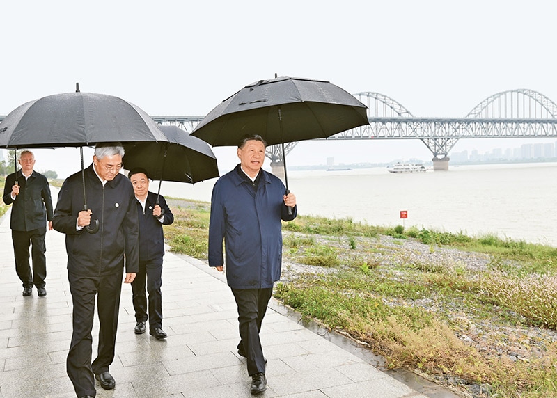 2023年10月10日至13日，中共中央總書記、國家主席、中央軍委主席習(xí)近平在江西考察。這是10日下午，習(xí)近平在長江國家文化公園九江城區(qū)段考察時(shí)，冒雨沿江堤步行察看沿岸風(fēng)貌。 新華社記者 謝環(huán)馳/攝