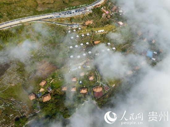 航拍掩映在晨間薄霧中的“花都里·化屋野奢度假營地“。人民網 陽茜攝