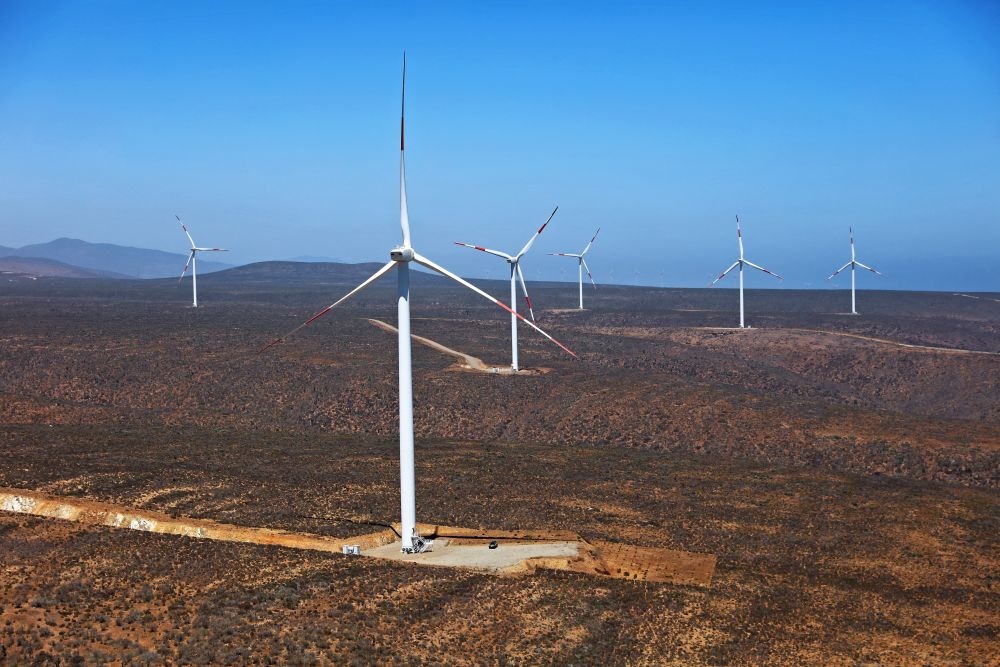 這是2023年2月14日拍攝的位于智利中部沿海的蓬塔謝拉風(fēng)電場。蓬塔謝拉風(fēng)電場是中國在智利投資建設(shè)的首個風(fēng)電場，2018年正式投產(chǎn)發(fā)電，可滿足13萬戶家庭的用電需求，同時每年還能減少15.7萬噸碳排放。