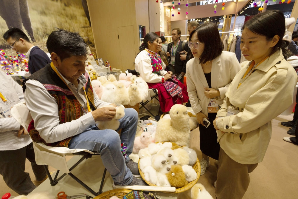 2023年11月7日，秘魯羊駝毛制品手藝人馬馬尼大叔在中國上海舉辦的第六屆進博會上展示羊駝玩偶制作工藝。秘魯特色羊駝毛制品連續(xù)六屆在進博會上亮相，收獲大量訂單。進博會大舞臺讓秘魯傳統(tǒng)手藝人有了更廣闊的發(fā)展空間。