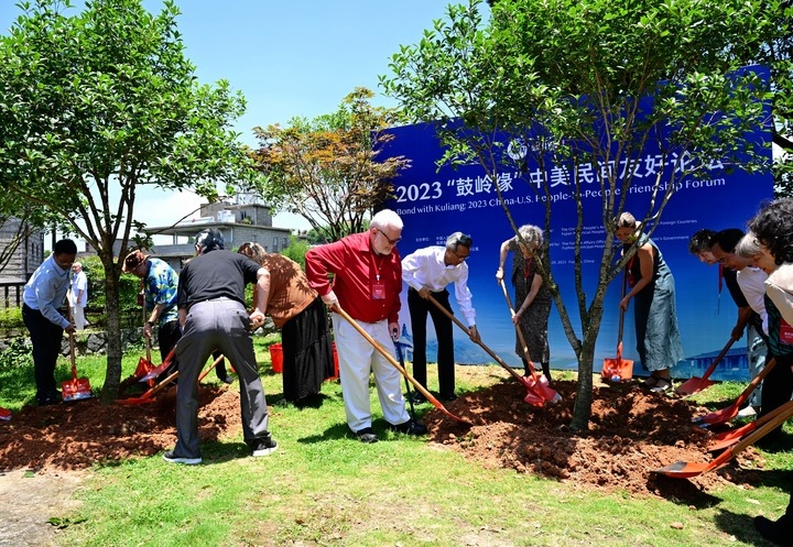 2023年6月28日，出席“鼓嶺之友”座談會的中美各界人士在鼓嶺共同植樹留念。