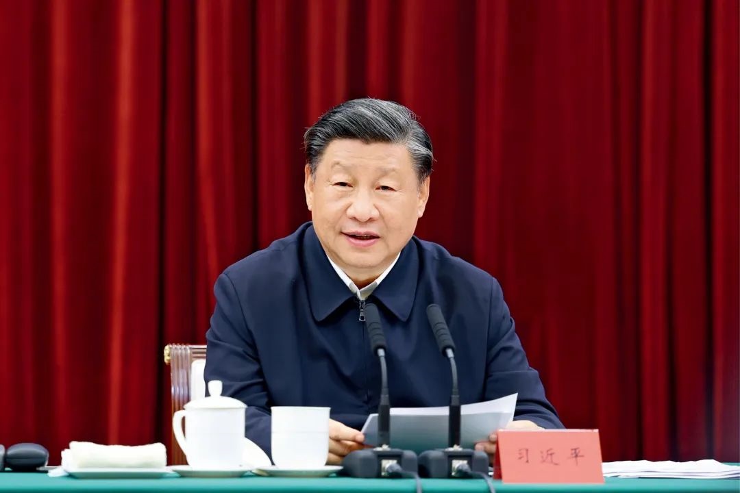 2023年10月12日，中共中央總書(shū)記、國(guó)家主席、中央軍委主席習(xí)近平在江西省南昌市主持召開(kāi)進(jìn)一步推動(dòng)長(zhǎng)江經(jīng)濟(jì)帶高質(zhì)量發(fā)展座談會(huì)并發(fā)表重要講話(huà)。習(xí)近平強(qiáng)調(diào)，完善跨區(qū)域、跨部門(mén)、跨層級(jí)的數(shù)據(jù)信息共享和流程互聯(lián)互通，深化政務(wù)服務(wù)合作，優(yōu)化營(yíng)商環(huán)境。圖/新華社記者 鞠鵬 攝