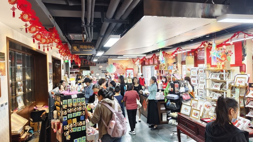 游客在天津市西青區(qū)楊柳青民俗文化館游覽。（新華社記者宋瑞 攝）