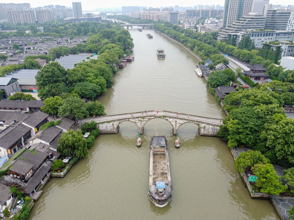 2022年5月27日，貨船通過京杭大運(yùn)河杭州段拱宸橋。（新華社記者江漢 攝）