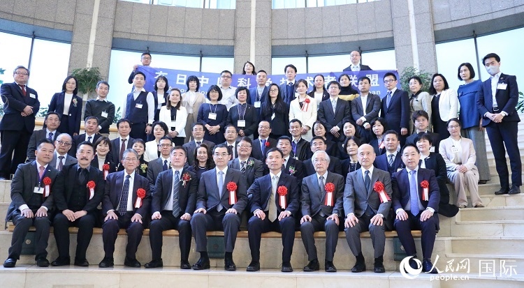 到場嘉賓與中國駐日本大使吳江浩合影留念。人民網(wǎng) 許可攝